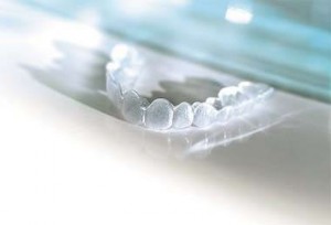 Şeffaf Plaklarla Ortodonti, İnvisalign Nedir? Fiyatları